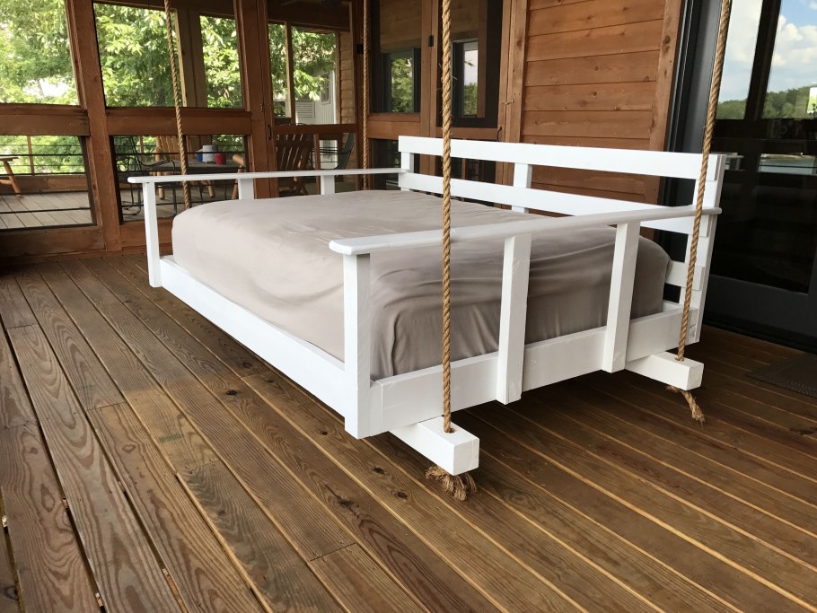 Пергола с кроватью на цепях