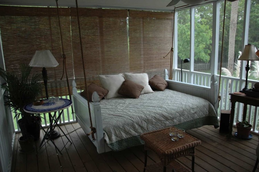 Уличная кровать с балдахином