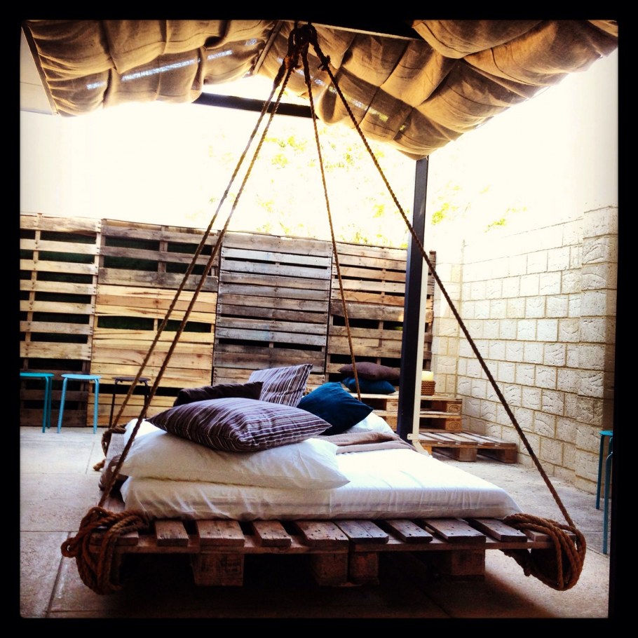 Подвесная кровать из паллет