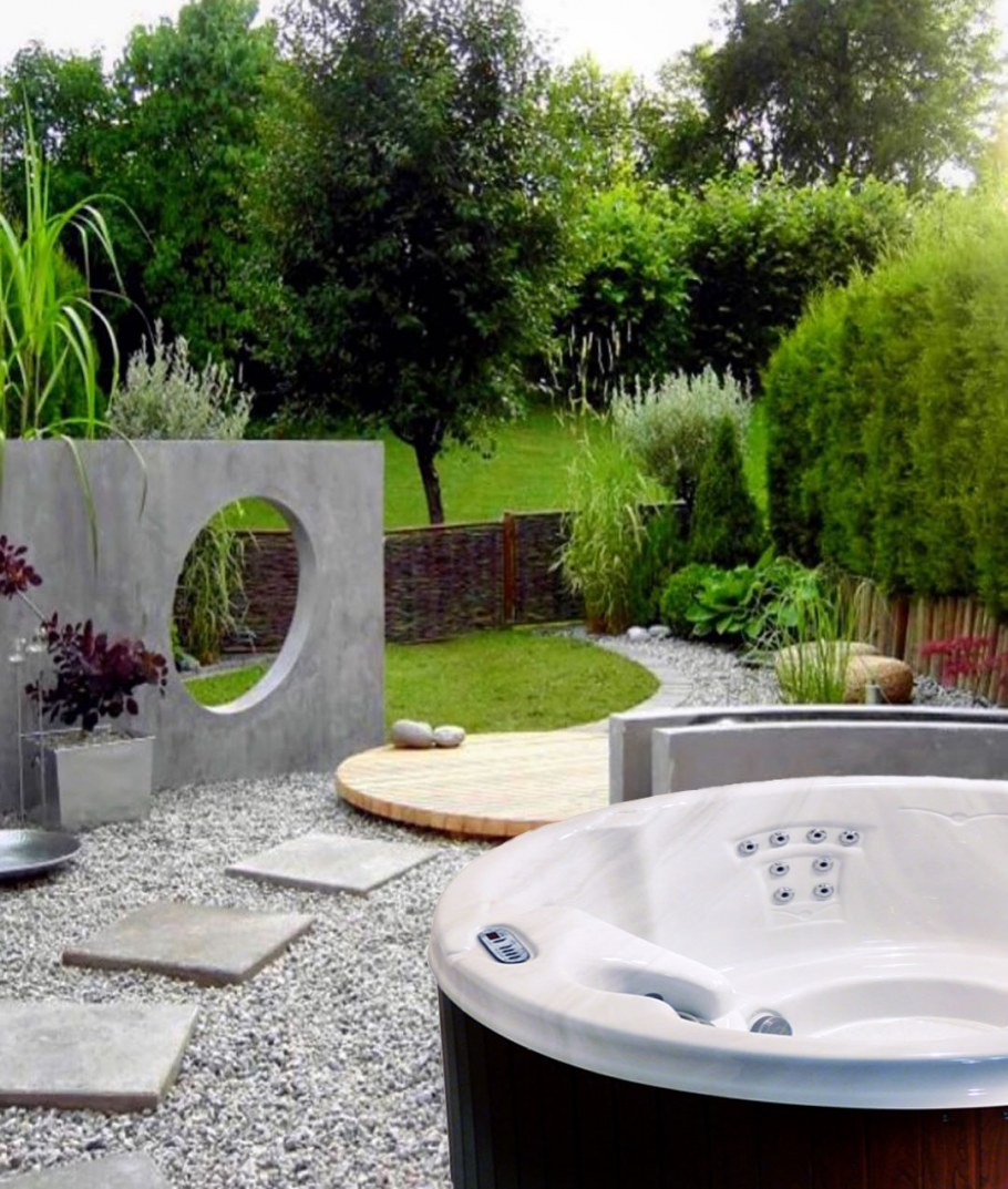 Красивый бассейн на участке