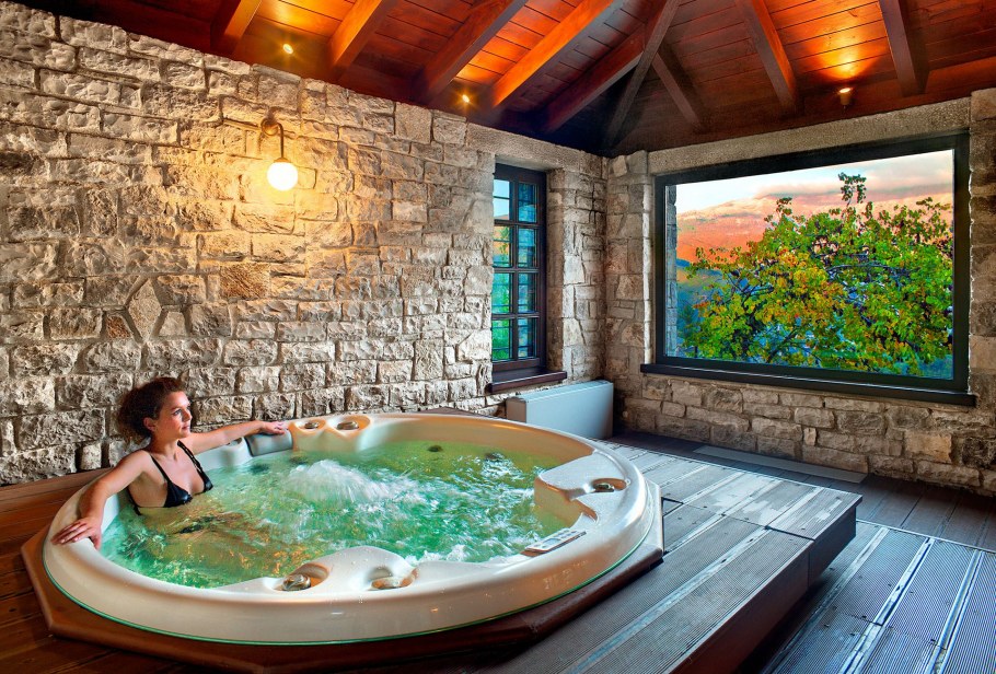 Терраса с бассейном и беседкой