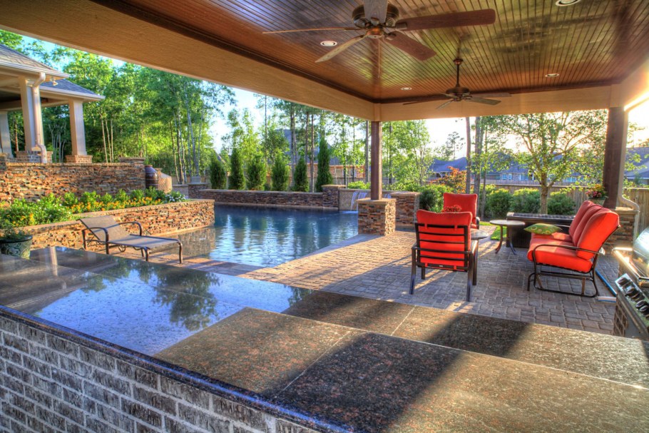 Баня с террасой и мангальной зоной и бассейном