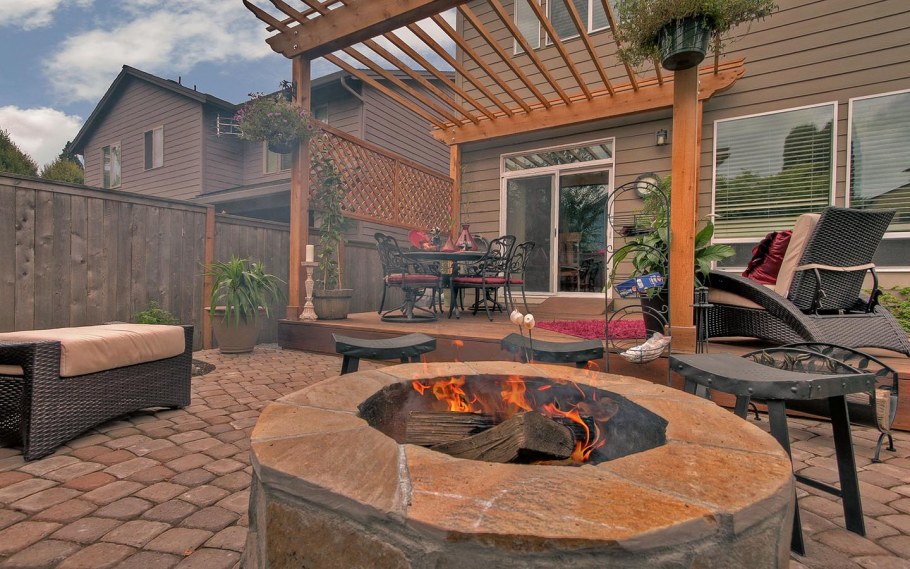 Навес пергола над бассейном