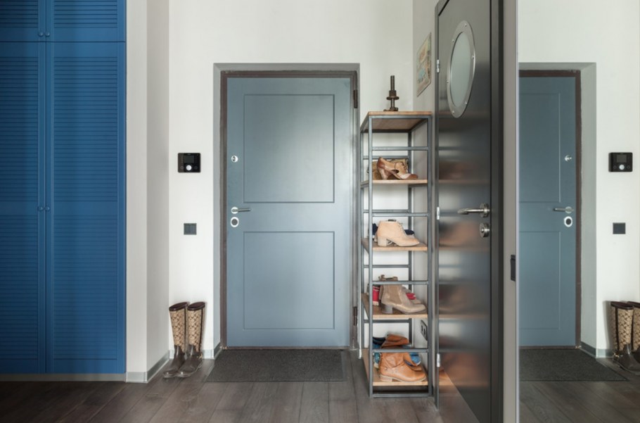 Серые двери в интерьере