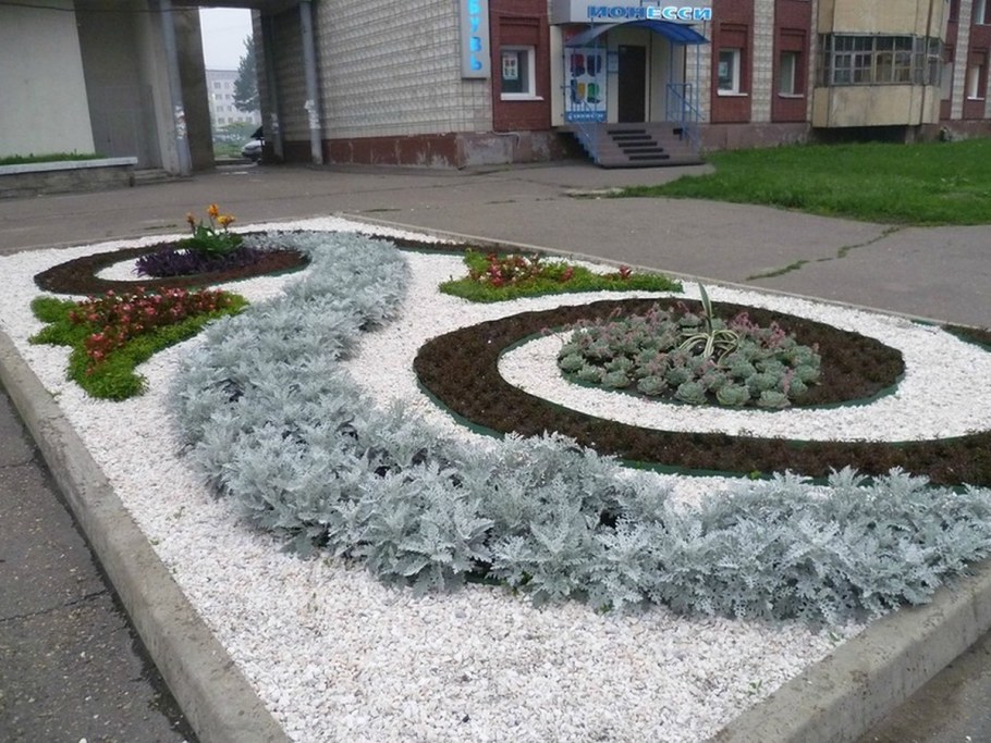Клумбы засыпанные мраморной крошкой