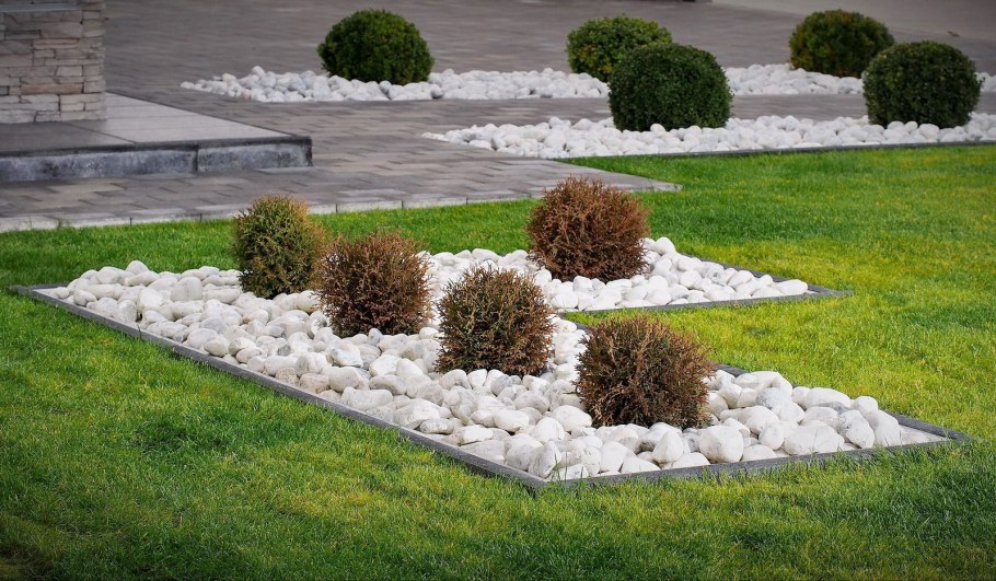 Клумба с белыми камнями