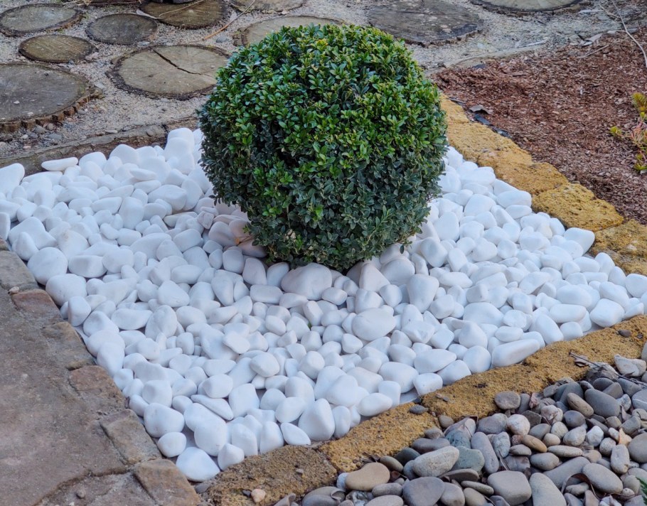 Галька мрамор «белый (галтованный)»