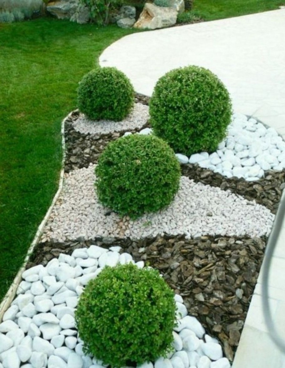 Клумбы с белыми камешками
