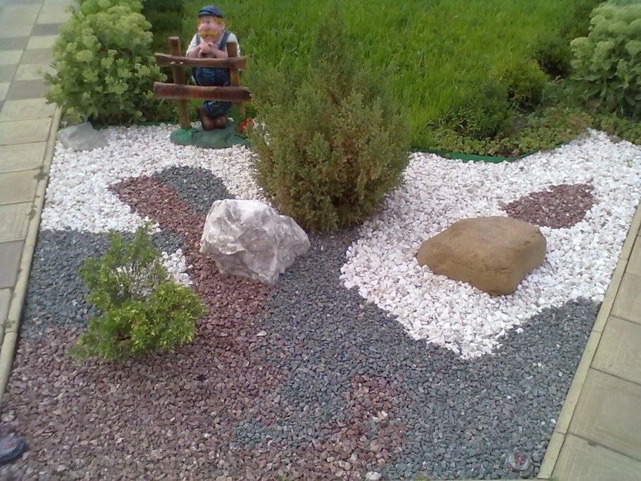 Туя шаровидная Даника с отсыпкой мраморной крошкой