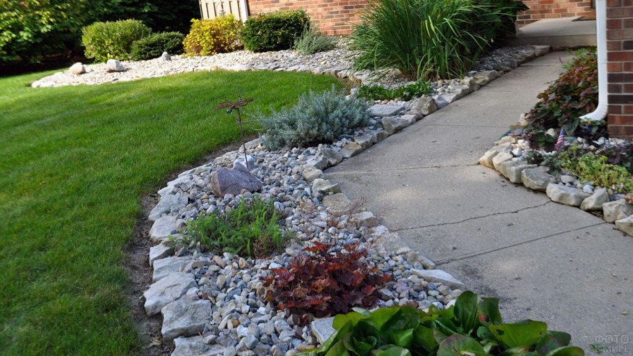 Декоративные клумбы с декоративными камнями