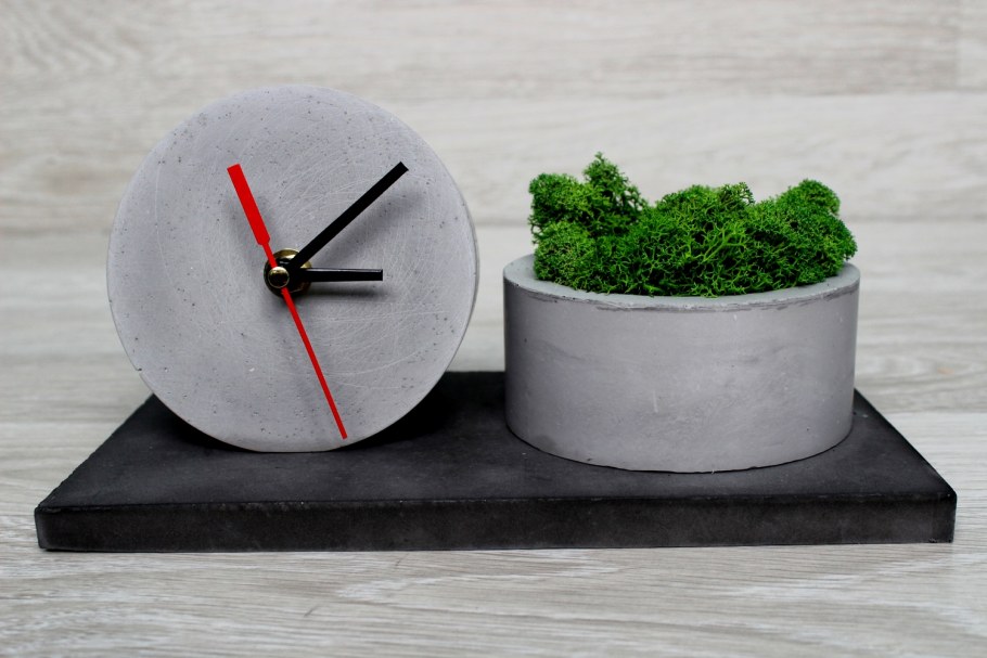 Часы из бетона настольные