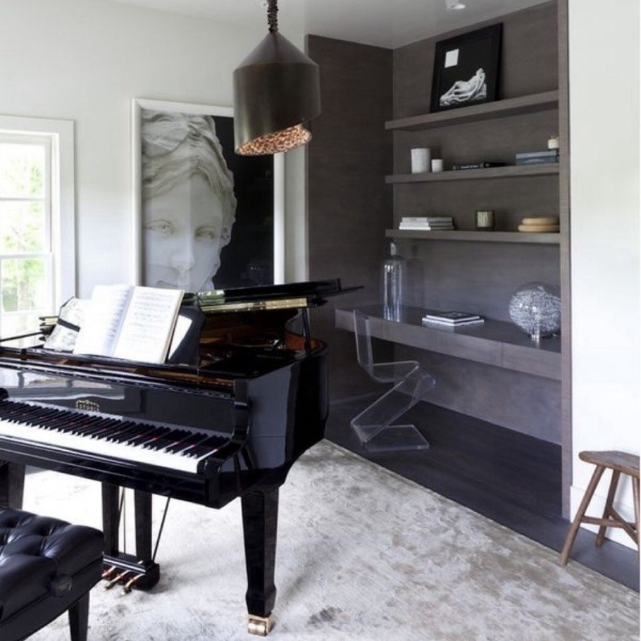 Пианино в интерьере маленькой комнаты
