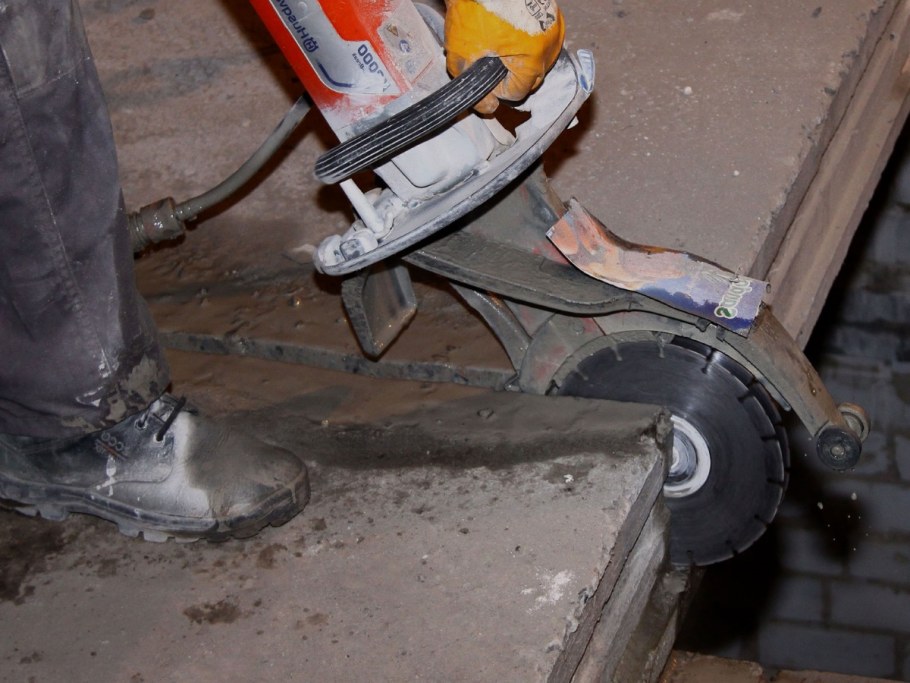 Резка плит перекрытия болгаркой