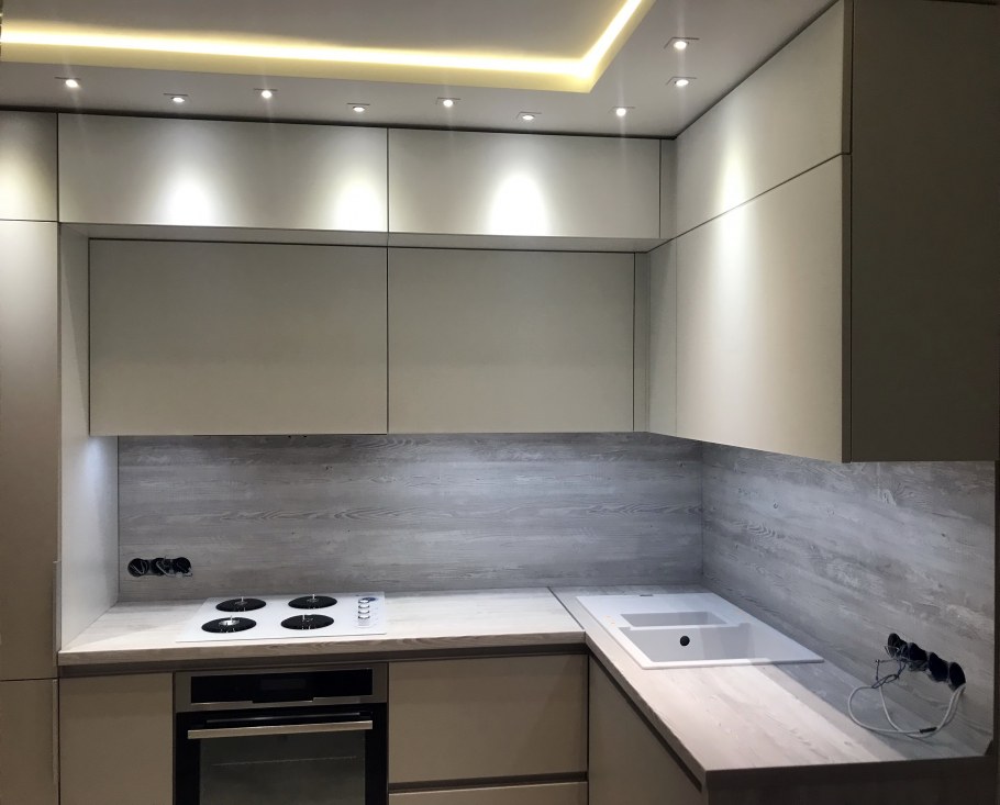 Кухня до потолка угловая