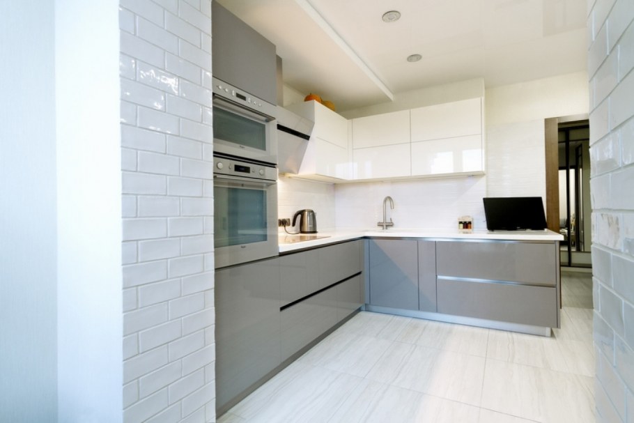 Белая кухня без ручек