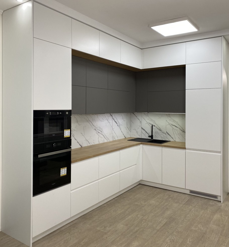 Современная угловая кухня графит