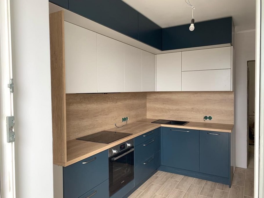 Кухня с антресолью