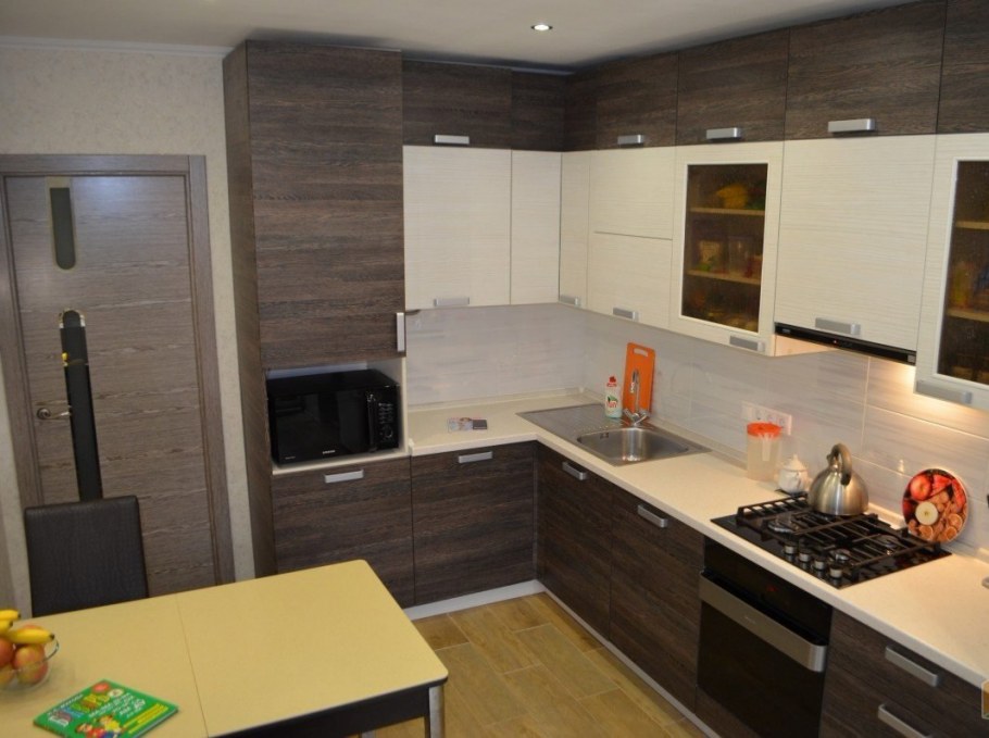 Угловая кухня с антресолями