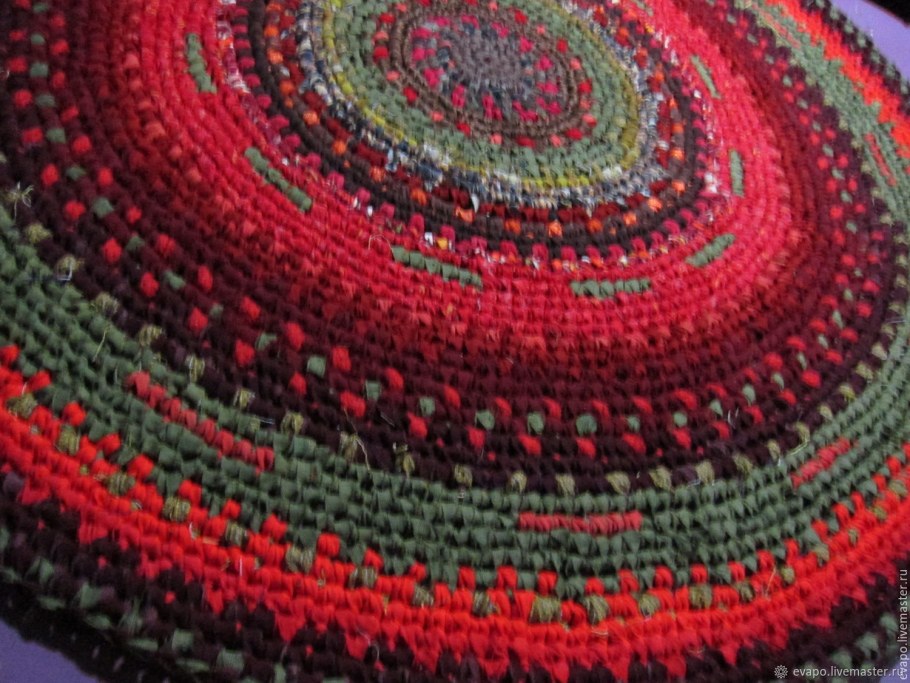 Круглый тканый коврик