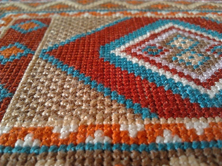 Вышивка на ковре