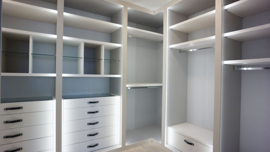 П-образная гардеробная комната