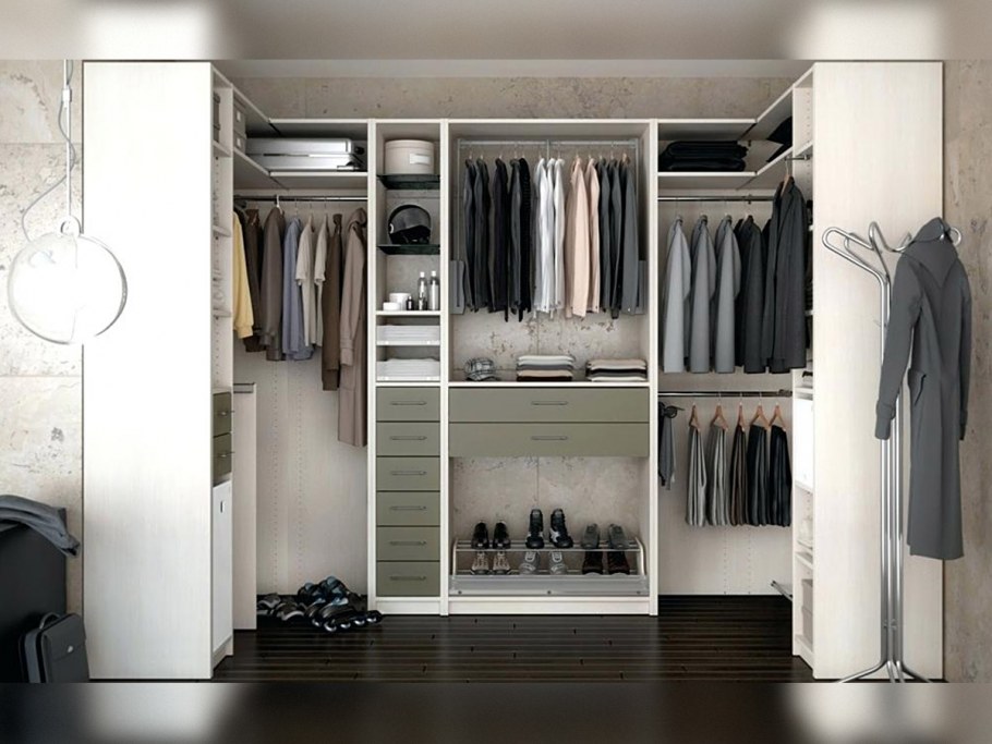 Шкаф в гардеробную комнату