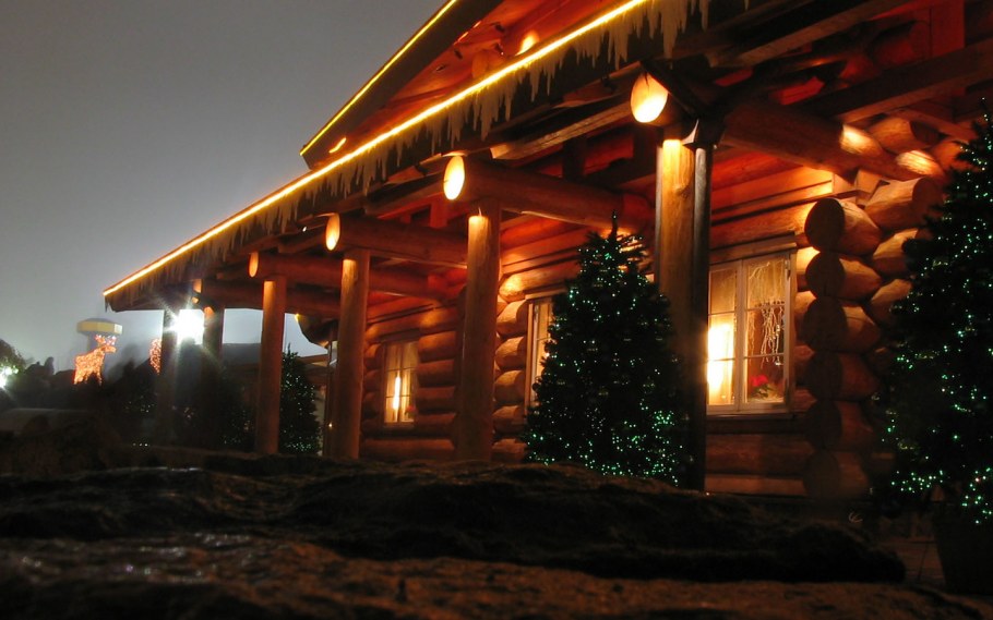 Новогодний деревянный дом