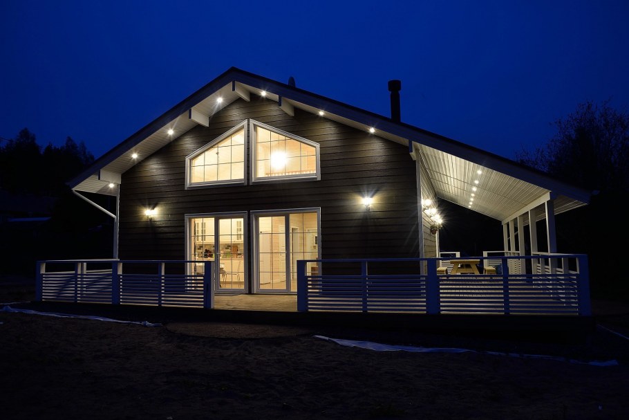 Освещение фасада деревянного дома