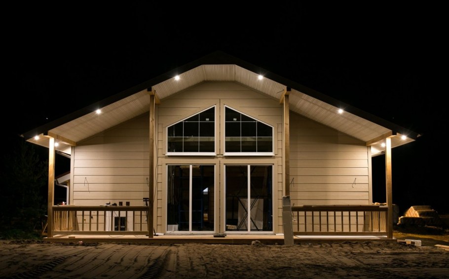 Подсветка фасадов деревянных домов