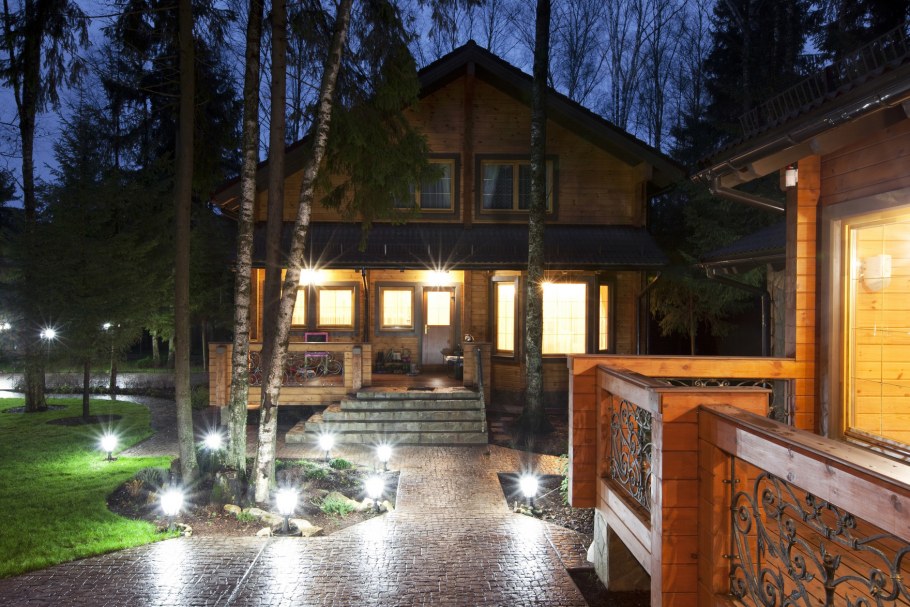Подсветка дома из бруса