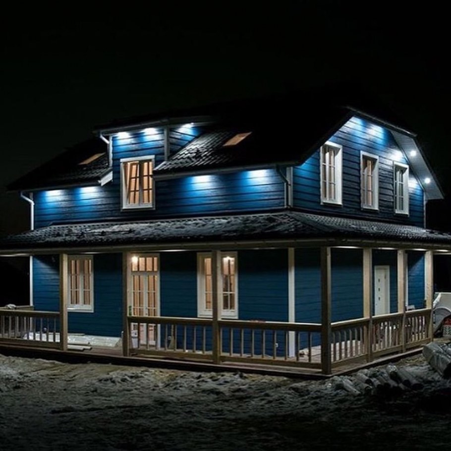 Освещение фасада деревянного дома