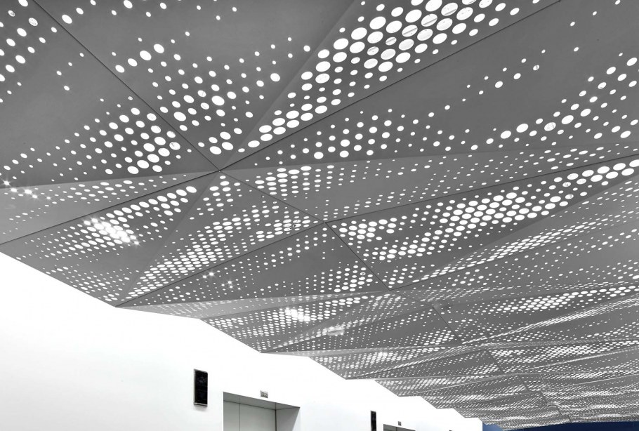 Потолок из перфорированных панелей