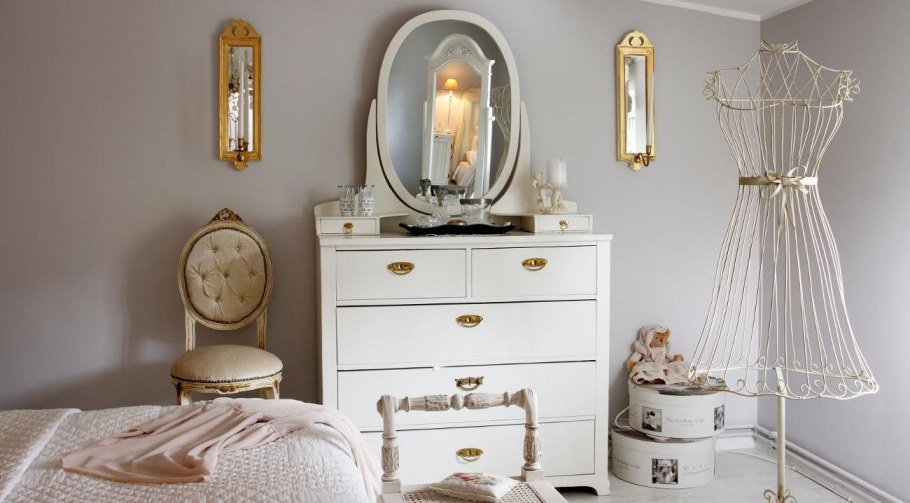 Будуар в спальне с зеркалом