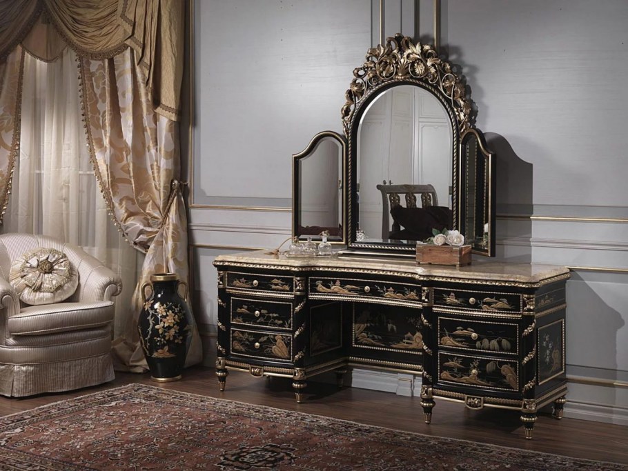 Изящный туалетный столик