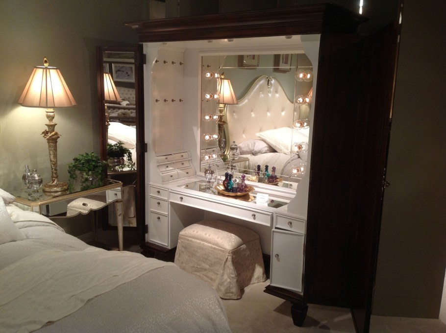 Женщина в будуаре