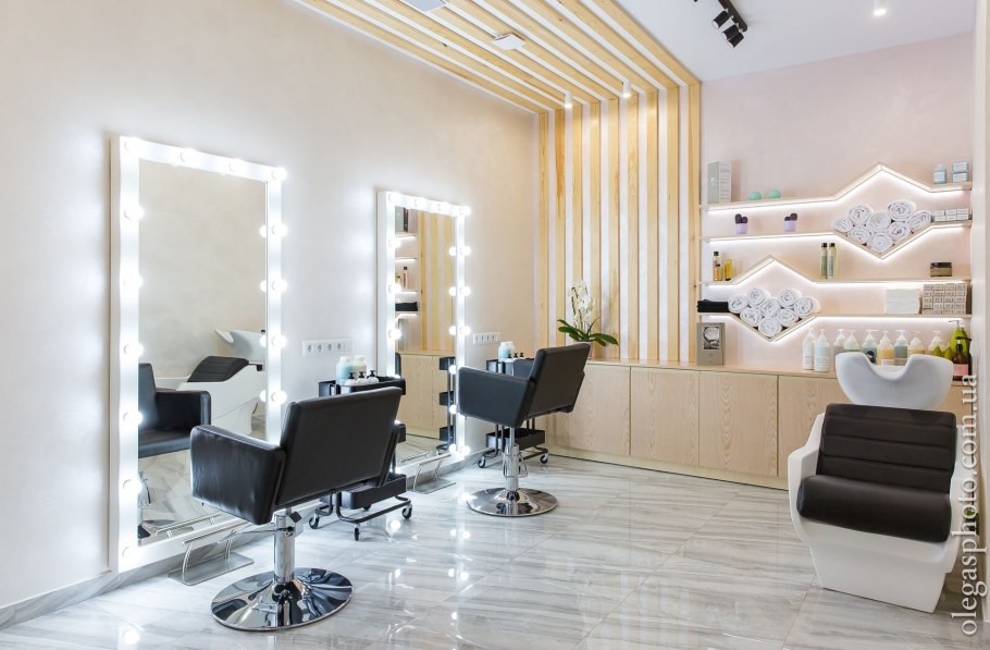 Интерьер салона красоты в белых тонах