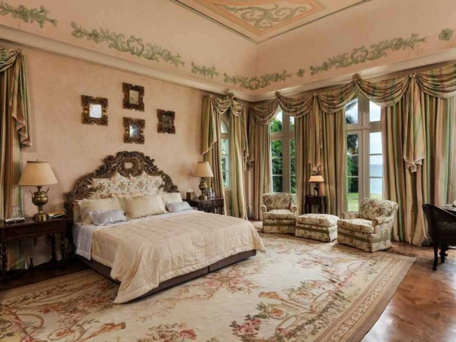 Спальня с большим телевизором