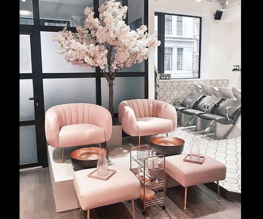 Салон в пудровом цвете