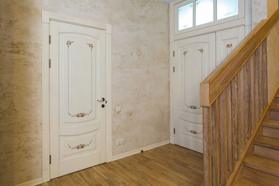 Двери под дерево в интерьере