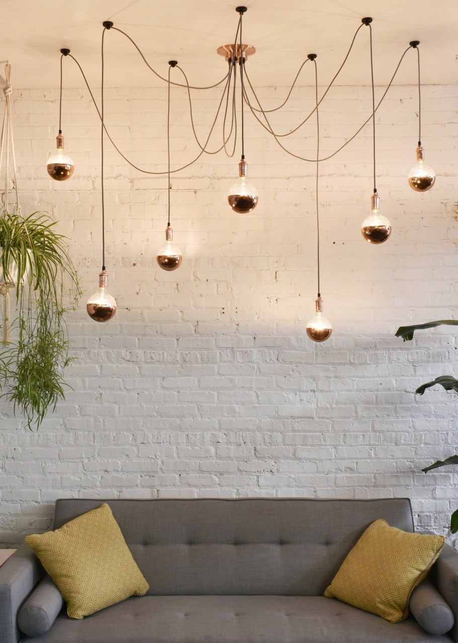 Люстра паук в интерьере спальни