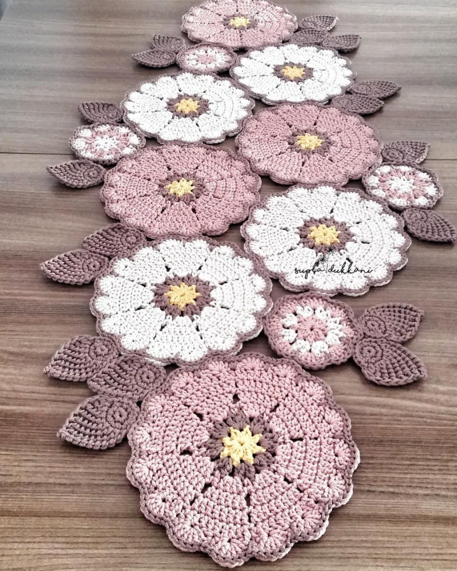 Коврик из вязаных цветов