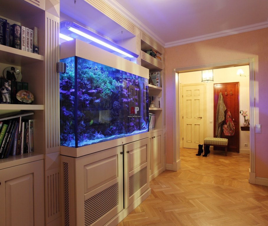 Аквариум в прихожей