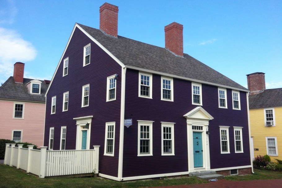 Сиреневый фасад дома