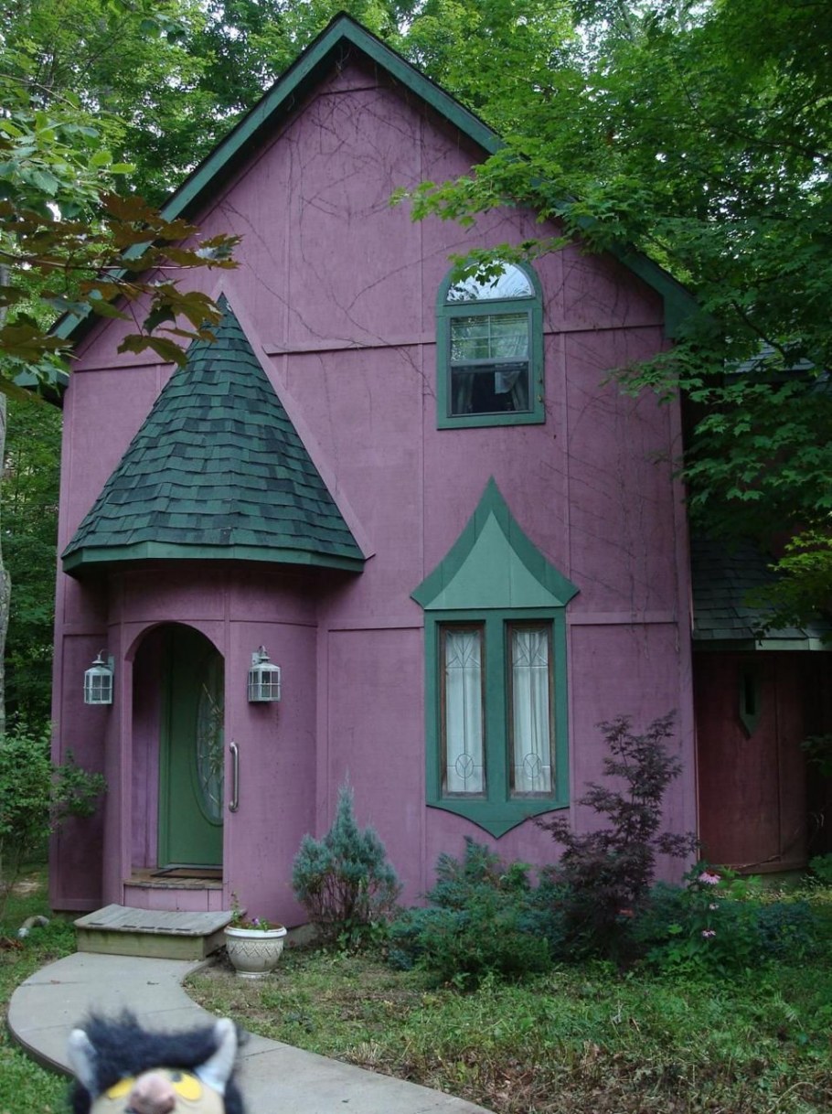 Сиреневый деревянный дом