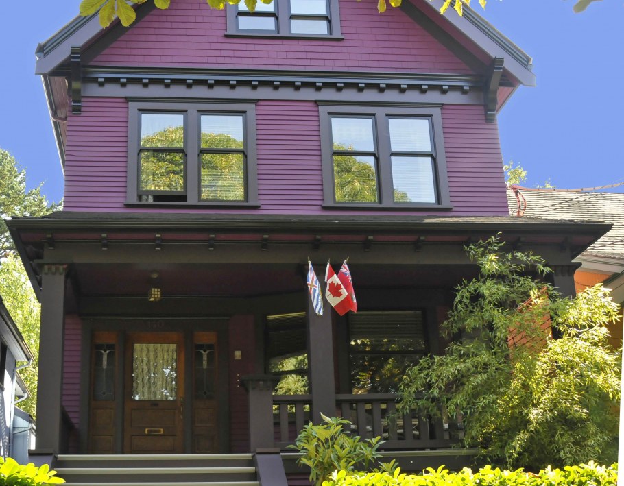 Фиолетовый фасад дома