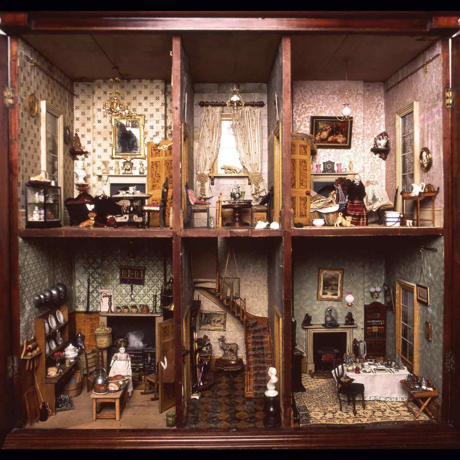 Куклы за столом