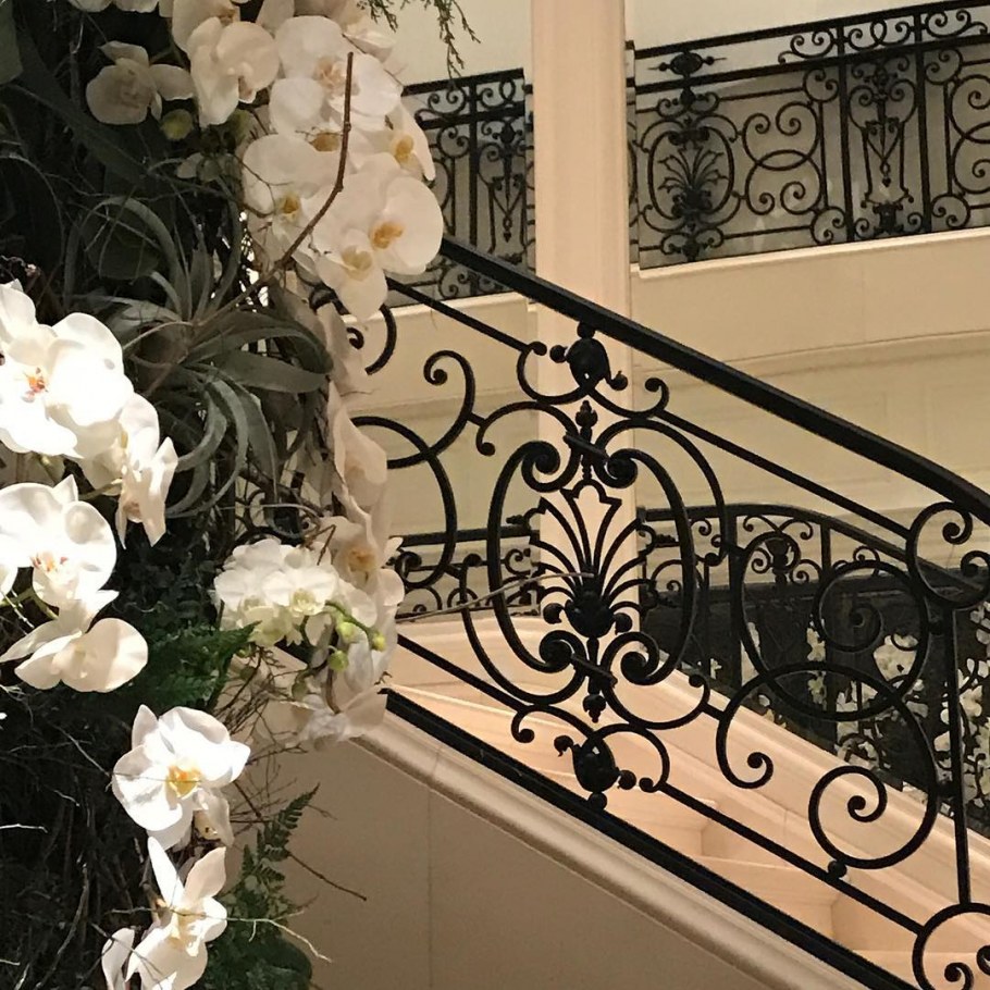 Кованый столик в прихожую