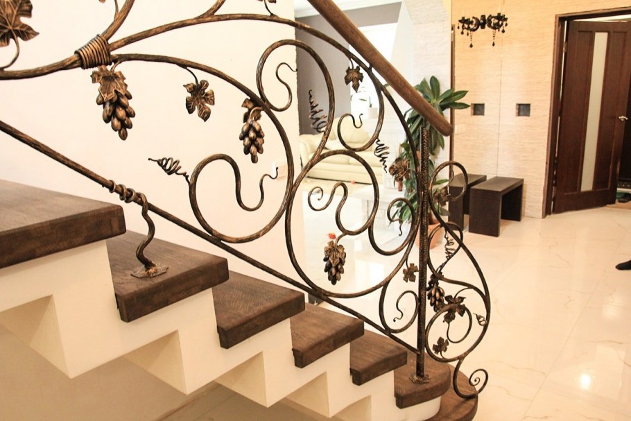 Кованная лестница в интерьере