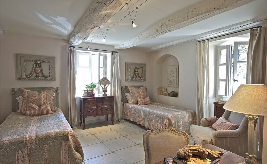 Потолок в стиле Прованс в спальне