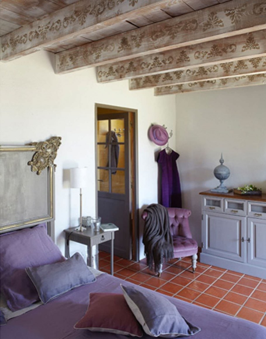 Кухня в средиземноморском стиле в деревянном доме